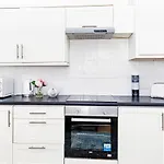 Wonderful & Comfy 2 Bedroom Apartment - Close To City Centre - Free Parking